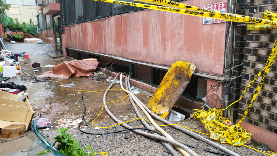 지난 8일 오후 9시 7분께 서울 관악구 부근 한 빌라 반지하에 폭우로 침수된 일가족 3명이 갇혀 신고했지만 결국 사망했다. 주민들에 따르면 사고가 난 빌라 바로 앞 싱크홀이 발생해 물이 급격하게 흘러들었고, 일가족이 고립돼 구조되지 못했다. 사진은 사고 현장.  연합뉴스